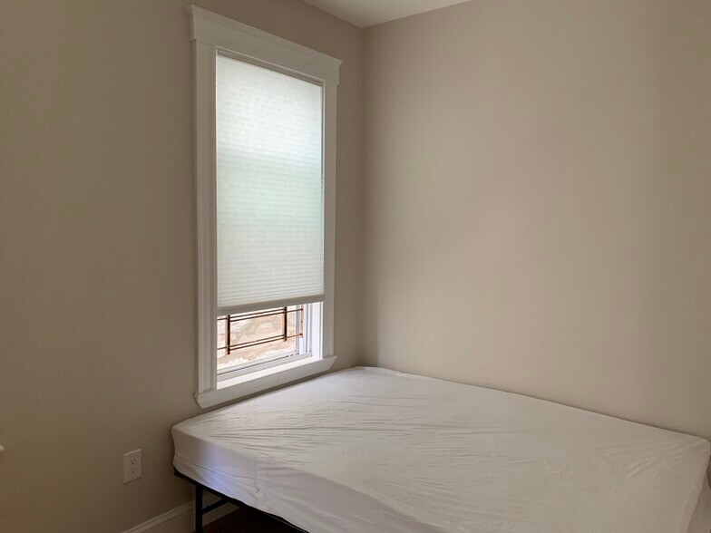 Building Photo - 148 Hillside St