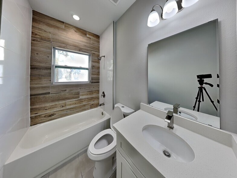 Building Photo - 8512 N Merrimac Way