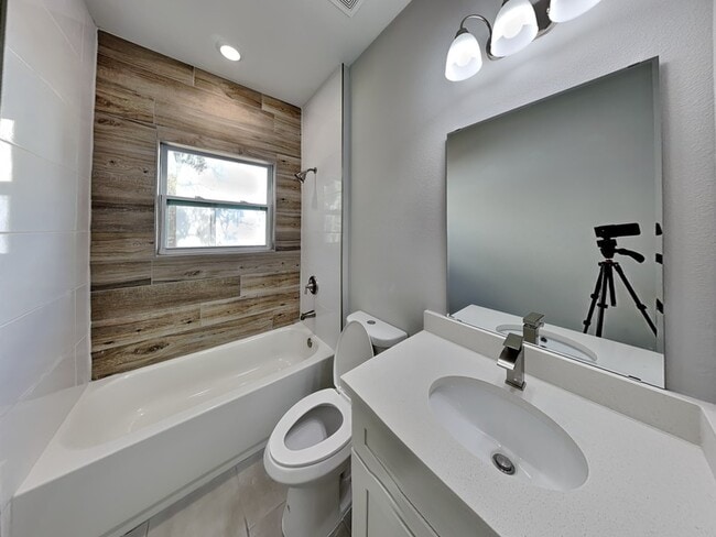 Building Photo - 8512 N Merrimac Way