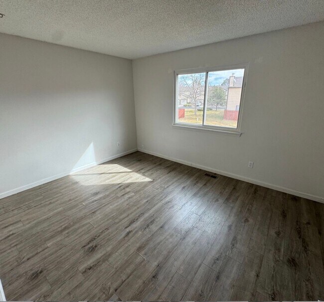 Building Photo - 3 BED 2 BATH TOWNHOME CENTRALLY LOCATED IN COLORADO SPRINGS!!!