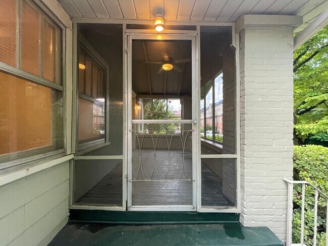Screened in porch - 908 Oxmoor Rd