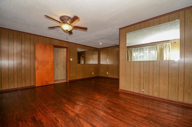 Building Photo - 142 Victoria Dr