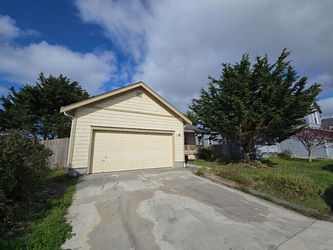 Building Photo - 3BD/2BA Arcata home!