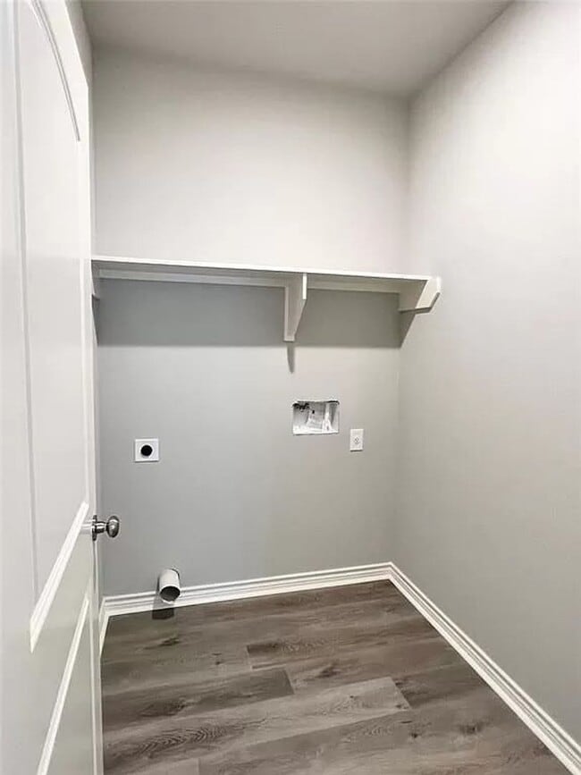 Building Photo - 4 Bedroom 3 Bath