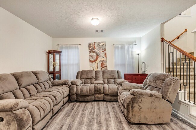 Building Photo - 2542 White Bluff Ln