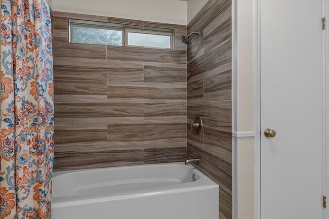 Building Photo - 206 Evergreen Cir