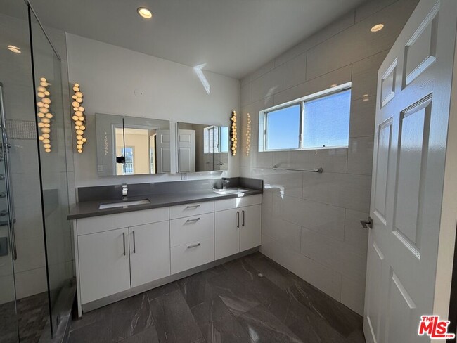 Building Photo - 1247 Barry Ave