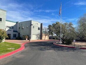 Building Photo - Clean Townhome in Great Location