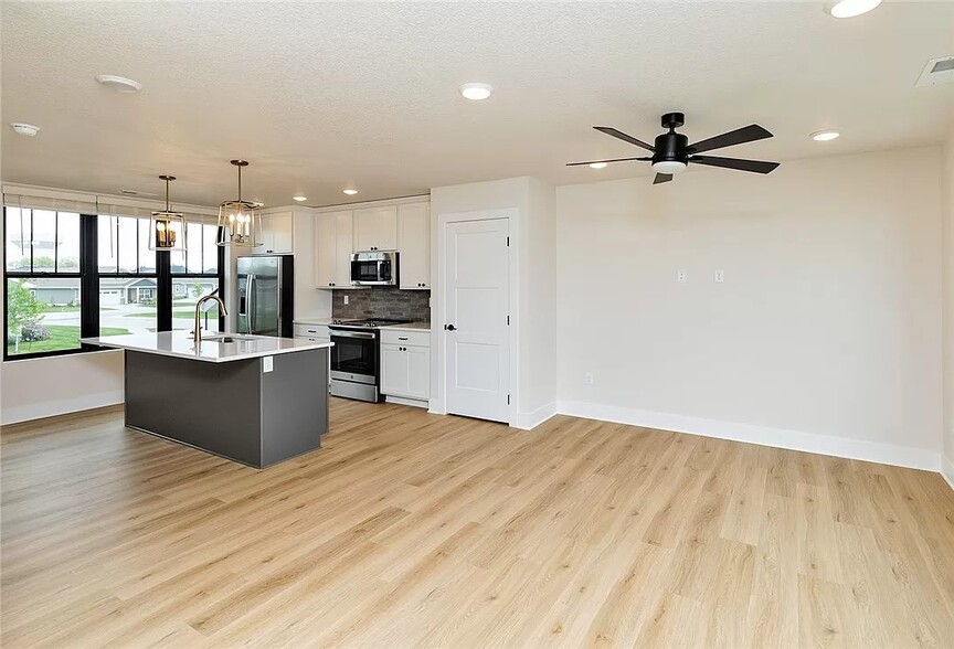 Building Photo - 2833 SW Prairie Trail Pky