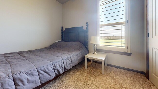 Building Photo - 373 NE Sanders Dr