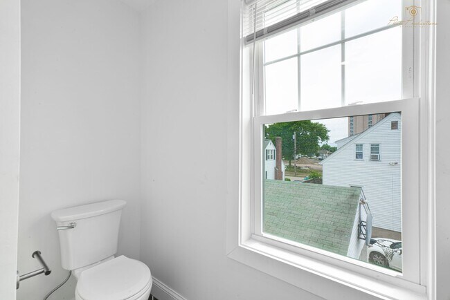Building Photo - Updated 2 Bedroom Apartment with Laundry & Parking in Cranston, RI