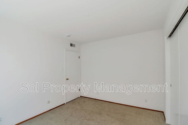 Building Photo - 5 Treanor St