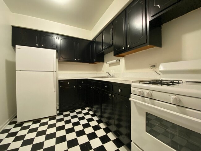 Building Photo - 516 W Melrose