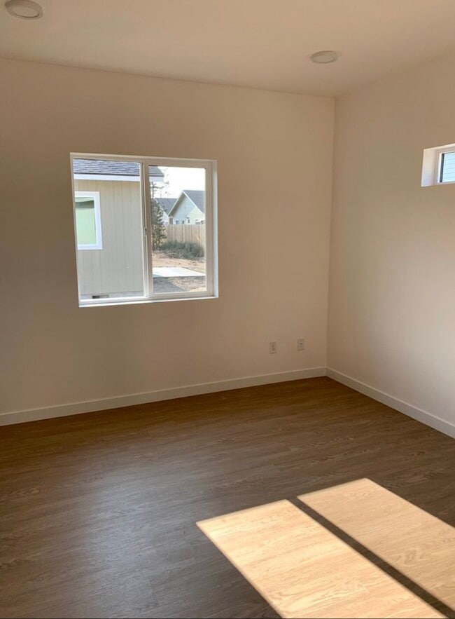 Building Photo - Newer cute bungalow in La Pine OR