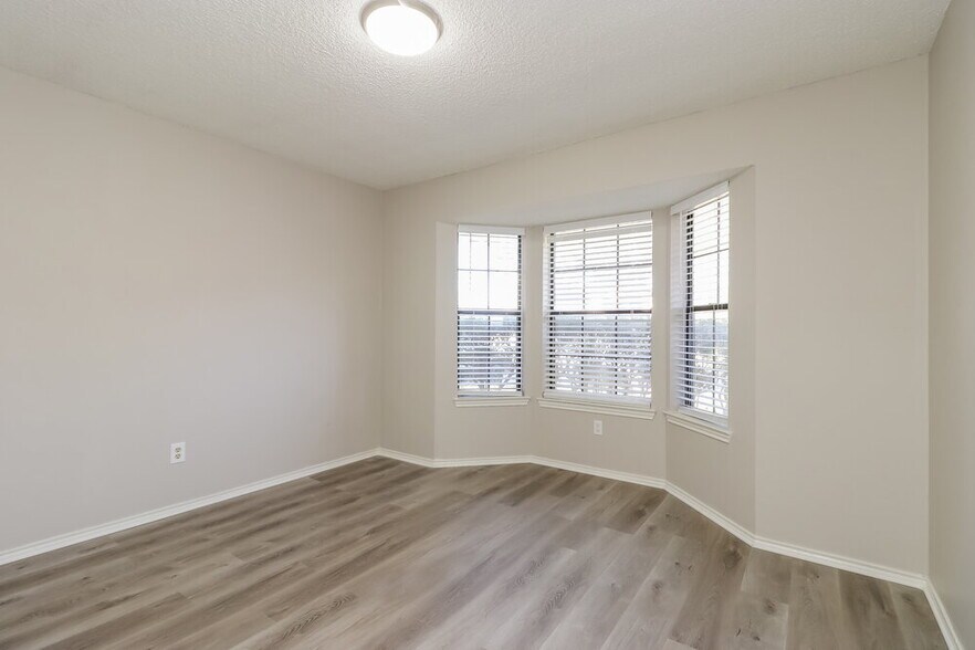 Building Photo - 6216 N Park Dr