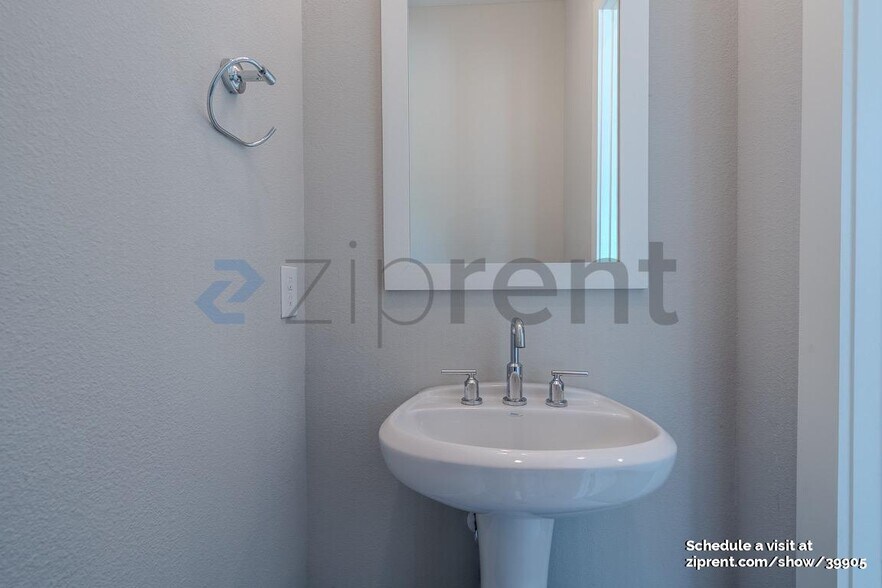 Building Photo - 2510 Tuam St