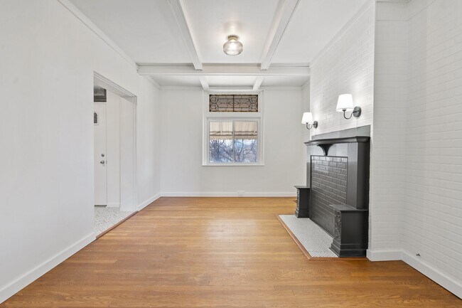 Building Photo - Spacious 5 Bedroom 1.5 Bathroom Home in Ha...