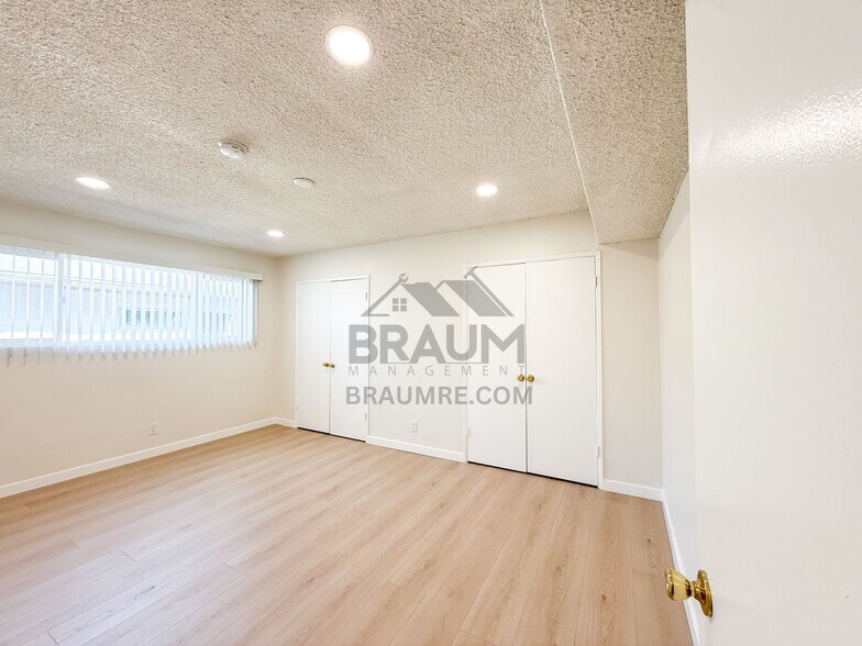 Building Photo - 6041 Whitsett Ave