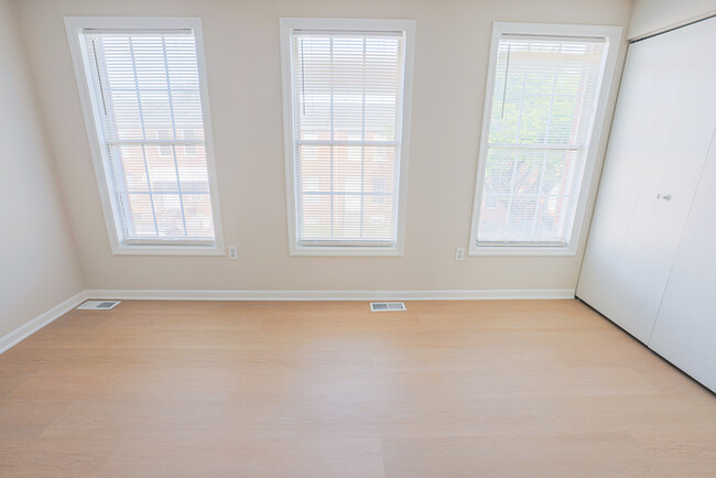 Building Photo - Beautiful 3 Bedroom Home with 2.5 Bathrooms