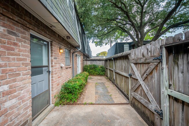 Building Photo - 9015 Gaylord Dr