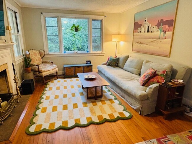 Building Photo - Charming Three Bedroom Two Bath Home on Ja...