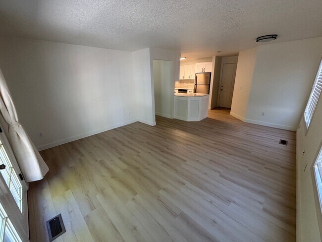 Building Photo - Freshly Updated Troutdale Gem with Enterta...