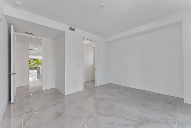 Building Photo - 485 E Royal Palm Rd