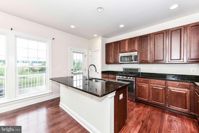 Building Photo - 331 Pink Azalea Terrace SE