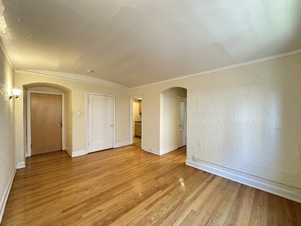 Building Photo - 562 W Arlington Pl