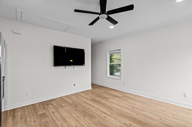 Building Photo - 1318 House St