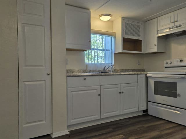 Building Photo - 106 49th Ave W