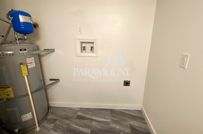 Building Photo - Bright and Modern 2 Bed with Large Bonus Room/Den!