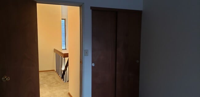 Building Photo - 3 BEDROOOM/1.5 BATH TOWNHOUSE