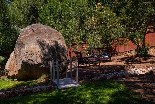 Building Photo - Stunning Mid-Century Modern 5bed/3.5 bath Home on 1.92 acres