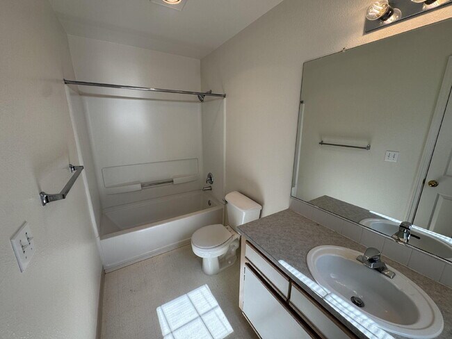Building Photo - 3 bedroom, 2.5 bath Townhouse