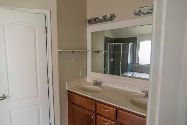 Building Photo - 2542 Ravenwood Dr