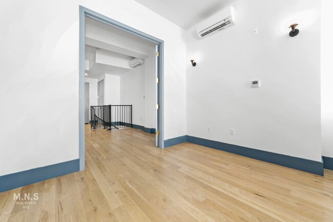 Building Photo - 23 Menahan St