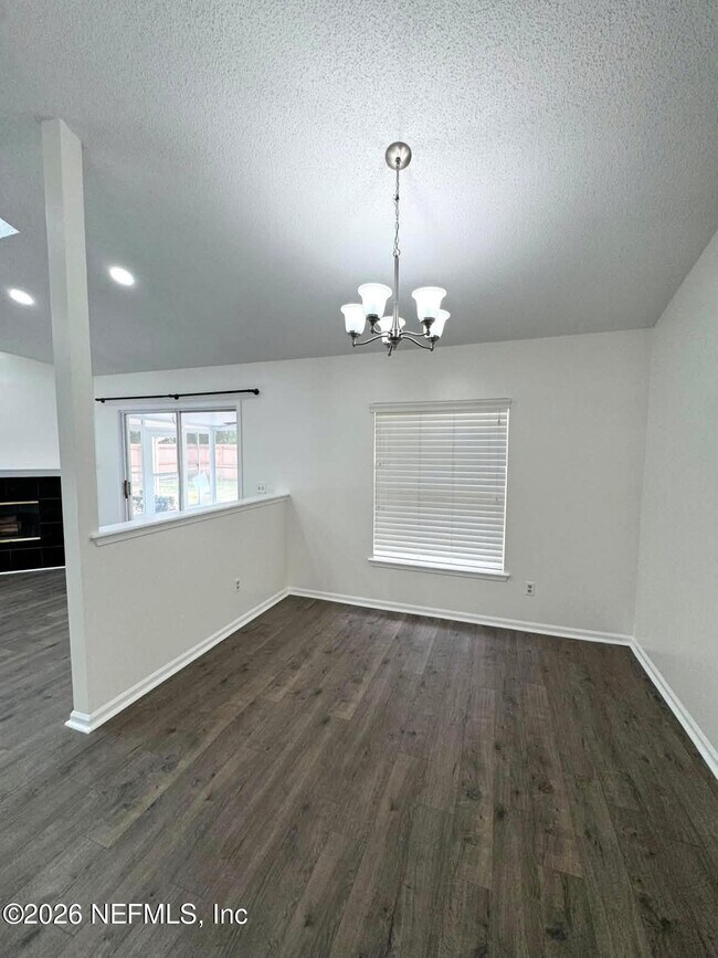 Building Photo - 8250 Lakemont Dr