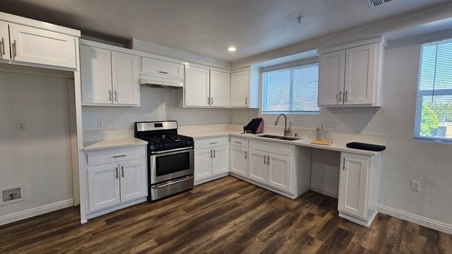 Building Photo - 211 W 43rd St