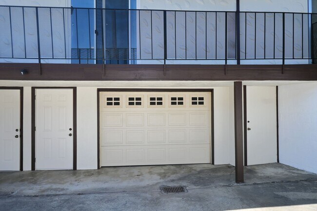 Building Photo - 5941 S Land Park Dr