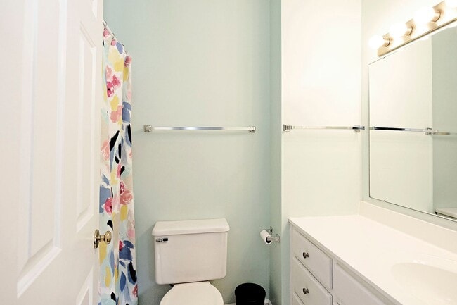 Building Photo - Pet-Friendly Forest Lakes North Townhome