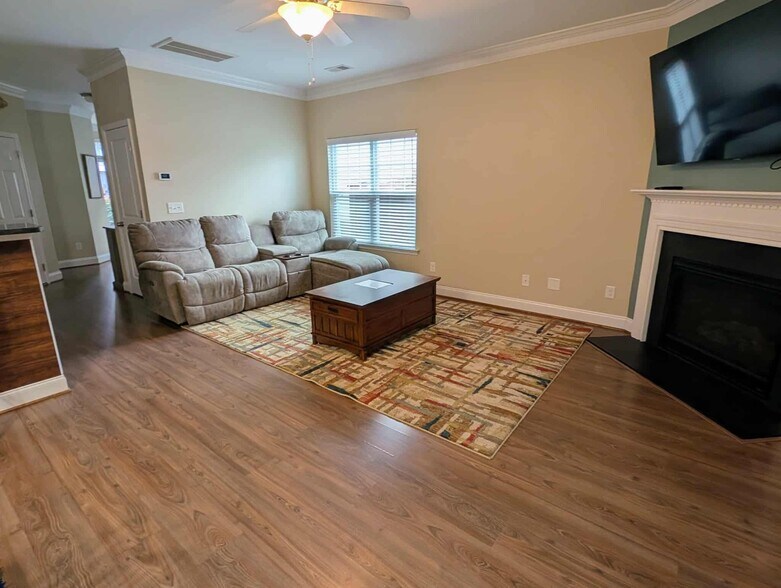 Building Photo - 400 Laurel Leaf Dr