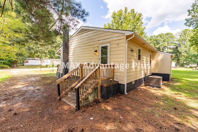 Building Photo - 4 Bedroom Home in Blackstone!