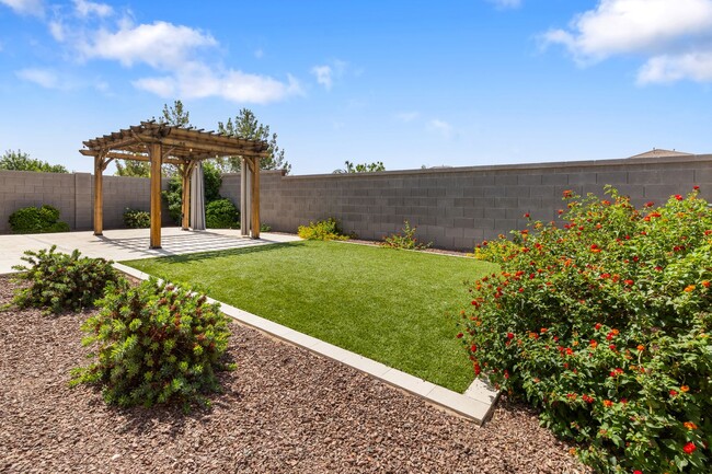 Building Photo - Beautiful 3 bedroom plus den!