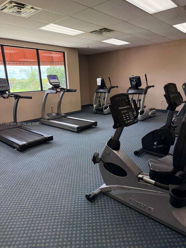 Building Photo - 691 S Hollybrook Dr