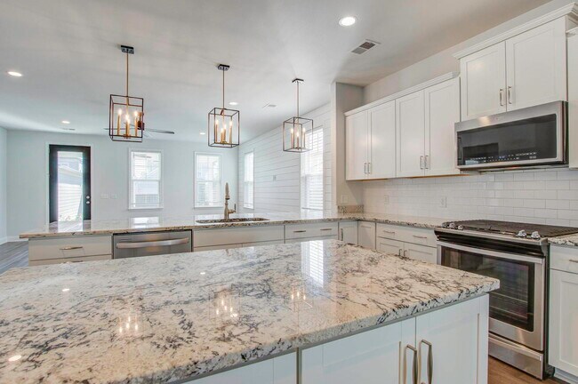 Building Photo - 612 Heartwood Ln