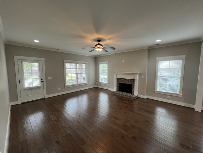 Building Photo - 5849 Longview Ln