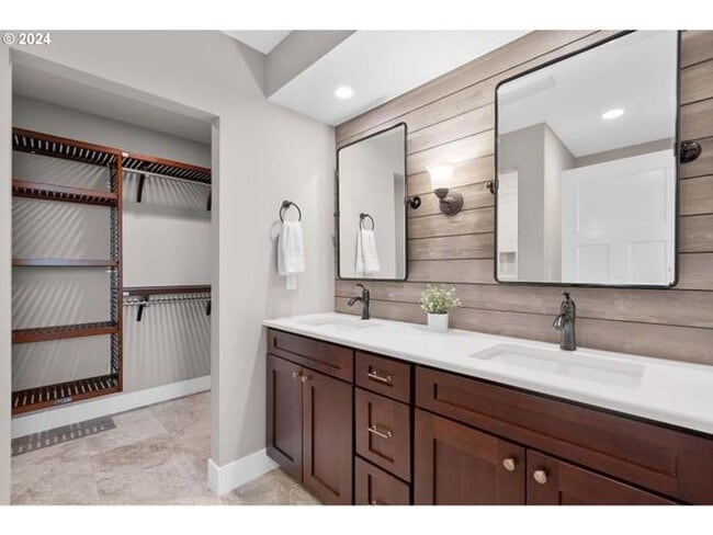 Building Photo - Beautifully updated, furnished home with wrap around porch and Columbia River Views!