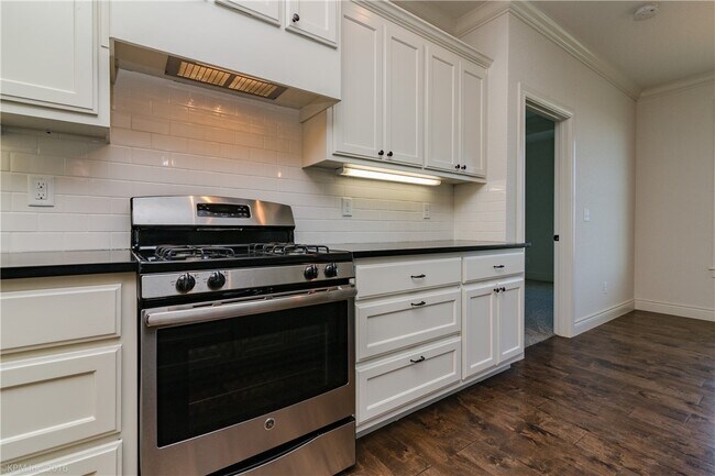 Building Photo - 1620 Sweetbriar Way