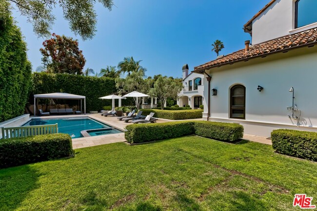 Building Photo - 2134 La Mesa Dr